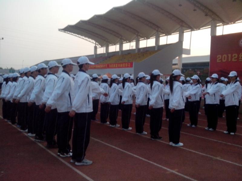 9728太阳集团2012级新生军训系列报道之齐步走2.jpg 9728太阳集团2012级新生军训系列报道之齐步走2.jpg